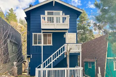 Image de Peaceful mountain retreat with fireplace, balcony, & views - near skiing & lakes