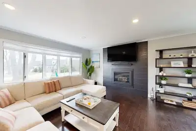 Image de Waterfront home with firepit, grill, open layout, smart TVs, deck, W/D, & Ac