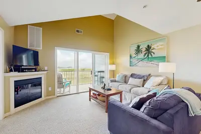 Image de Bethany Bay condo with bay views, athletic courts, pool, fireplace, & balcony