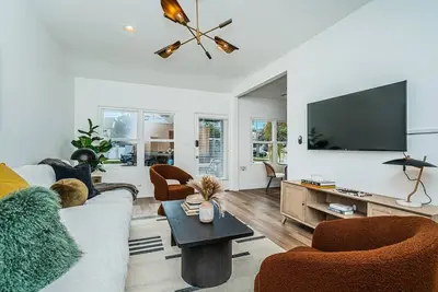 Image de Dahlia Suite - Steps to Bay, Shopping & Dining