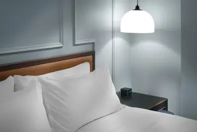 Image de Stay Smart: Axiom Hotel's Tech Rooms & Central Sf Location