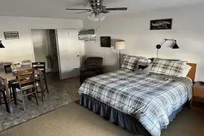 Image de Room 103 king bed.