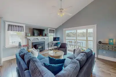 Image de Stunning lakefront home with kayaks, games, & amazing deck views - dog-friendly