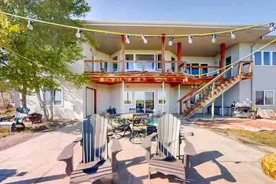 Image de Newly built walkout basement with water views, patio, & Ping-Pong table