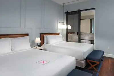 Image de Meta Queen, High-Tech Suite in Axiom Hotel San Francisco | 3 units
