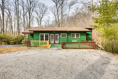 Image de Deck + Lake Access: Dog-Friendly Newland Cabin