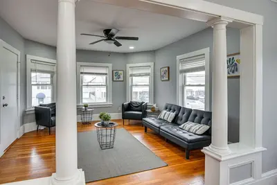 Image de Modernized Historic Apt, Walk to Downtown Cranston