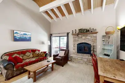 Image de Two-story townhouse near central Incline Village with deck & fireplace
