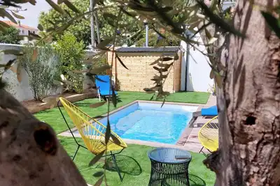 Image de Maison de famille avec jacuzzi et piscine
