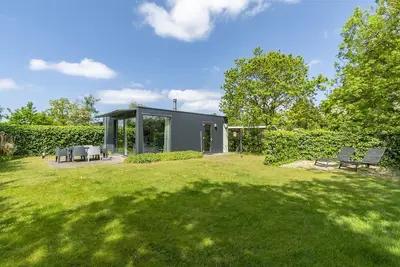 Image de Prachtige Vakantiewoning met Riante Omheinde Tuin