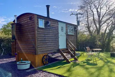 A quiet and cosy Shepherds Hut, with wood burning fire with scenic views