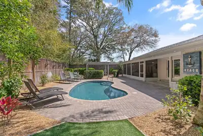 Image de Knot On Call located near the Village, sleeps 8 and has a pool!