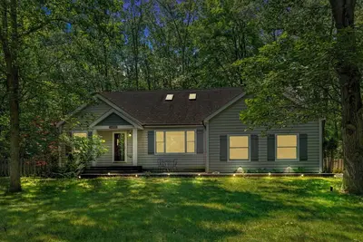 Image de Juniper Presents: A Tranquil, Stylish Woodlands Vacay Home w/ Ev Charger