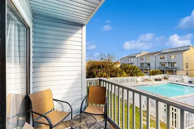 Image de Snowbird-friendly townhouse with pool views, outdoor pool, balcony, W\/D, & Ac