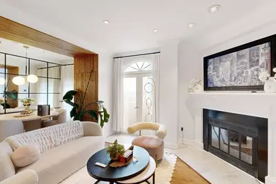 Image de 8th-floor condo near downtown Atlanta with balcony, fireplace, W/D