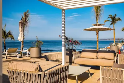 Image de Ocean-view 5th-floor condo with 4 pools, sauna, steam room, huge balcony, & gym