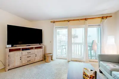 Image de Ocean-view townhome with balcony & W/D - walk to beach - dog-friendly