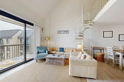 Image de Sea Colony condo with pools, tennis, beach, hot tub, gym, sauna, & balcony