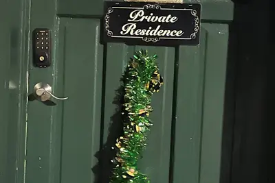 Image de Historic District 3-bedroom house, walk to everything! Comfortable absolutely!