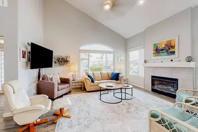 Image de Lake view desert stay with pool, patio, grill, & smart TVs - snowbird-friendly