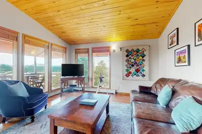 Image de Secluded mountain-view home with expansive deck, hot tub, deck, & grill