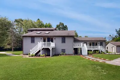 Image de 2-story home near the water with deck, jetted tub, grill, streaming, & fast WiFi