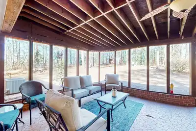 Image de Dog-friendly charmer with large yard, sunroom, game room, grill, Ac, & W/D