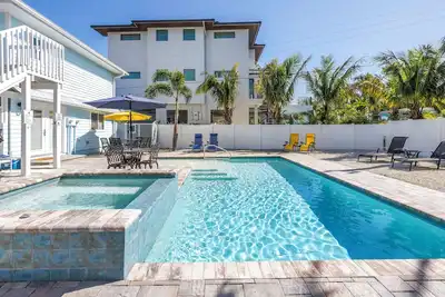 Image de Bright and Beachy 5 Bedroom/3 Bath House. Short Walk to Beach & Sk Village!