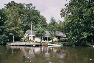 Comfortabele Woning aan het Water met Hottub en Houtkachel