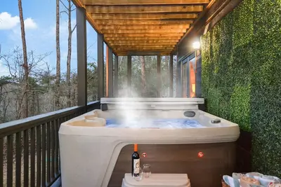 Image de 10 minutes 2 downtown! Mtn Views w\/ Hot tub & 1 Mile from Winery