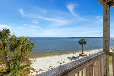 Image de Waterfront condo with king bed and large sunrise deck