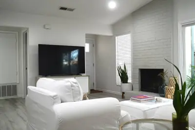 Image de Cozy 2-bedroom Townhome with Fenced Back Yard, in Welcoming Austin