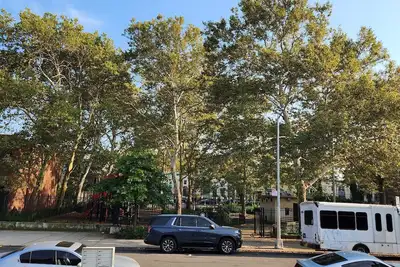 Image de 2bd 1. 5ba in Bedstuy, 55in tv coupled with a king and queen sized beds!