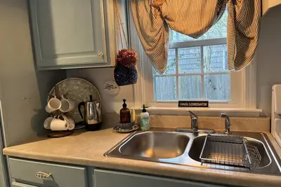 Image de Cape cod 3-bedroom cottage in West Yarmouth with WiFi, Ac, outdoor space…