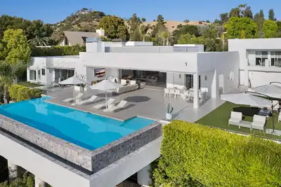 Image de Superb 6-bedroom exquisite contemporary masterpiece in Beverly Hills.