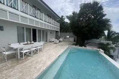 Image de Waterfront Property with Sunset Views on Beautiful Harbour Island