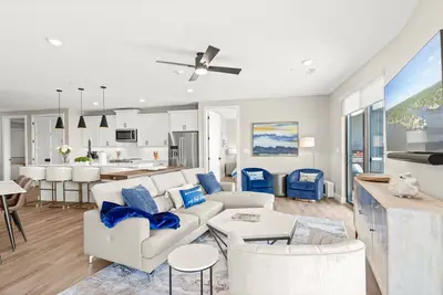 Image de New Luxury Lakefront Condo w/ 2 Master Suites! 4d