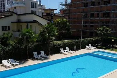 Appartement 'Résidence Rubino Benelux 01' avec piscine partagée, terrasse privée et climatisation