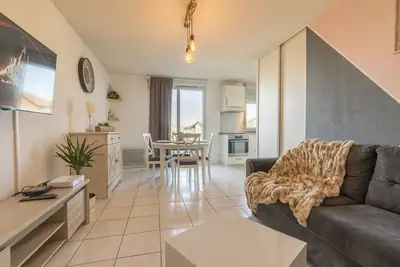 Image de Appartement de vacances \"Spacieux Proche Aéroport Et Airbus\" avec piscine chauffée partagée et Wi-Fi