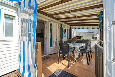 Image de Mobile Home \"Royan Camping Royal Océan\" avec terrasse partagée et piscine intérieure chauffée