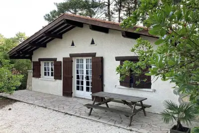 Image de Maison landaise côté forêt avec jardin, dans le village de Piraillan
