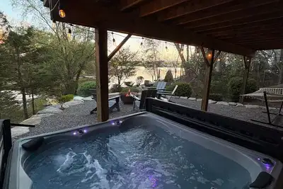 Image de Hudson Valley Lake · Hot Tub · Dock · Games · View