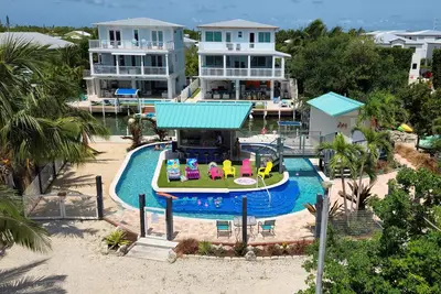 Image de Private Lazy River Pool, 4-bedroom waterfront house with dock, and ocean access.