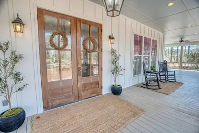 Image de Southern Farmhouse Retreat: 4 Bedroom, 4 Bath w\/Master Spa like - Pet Friendly