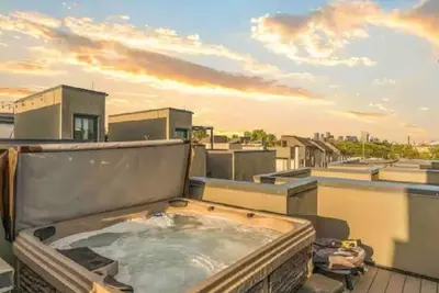 Image de Luxury Townhouse w/Rooftop Hot Tub & Mountain Views\n