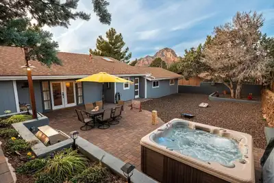 Image de Prime Spot! Elegant 3br Getaway w/ Spa & Fire Pit