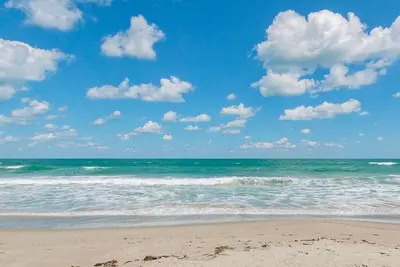 Image de Come Enjoy the Sunshine. . . Right On The Beach! Ocean Front Condo w/ 2 Queen Beds!