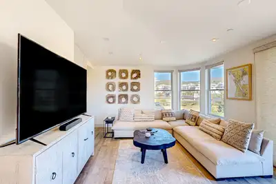 Image de Newly built luxury home with hot tub, firepit & ideal central location