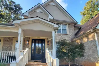 Image de Large but cozy designer 4-bedroom house with WiFi & Ac in fabulous Douglasville