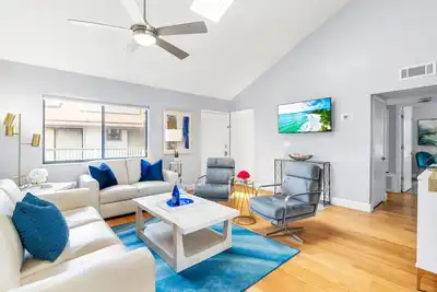 Image de Beach Rd, 300ft to Beach Access & 500ft to Siesta Key Village, 2bdr & Studio
